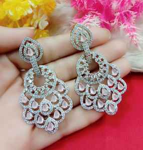 ต่างหูแฟชั่นอินเดียคุณภาพพรีเมียม ชุบเงินอัลลอยด์ประดับเพทาย สำหรับงานแต่งงาน งานหมั้น งานครบรอบ งานปาร์ตี้ และงานเจ้าสาว - Product Image 5