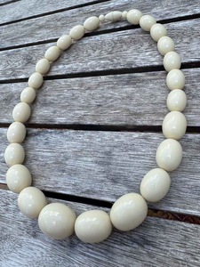 Collier en résine, accessoire de bijouterie audacieux et accrocheur pour les amateurs de mode moderne, haute qualité - Product Image 2