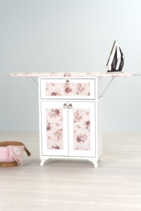 Tabla de Planchar Plegable y Ajustable de Madera con Armario, Marco Blanco y Patrón Floral Marrón para Uso Doméstico - Product Image 1