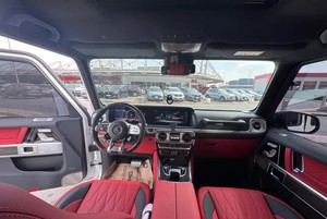 Magnifique Mercedes-Benz Classe G AMG 2023 blanche avec garantie, sièges en cuir, intérieur rouge, système de navigation Bluetooth, télécommande gauche R19 - Product Image 5