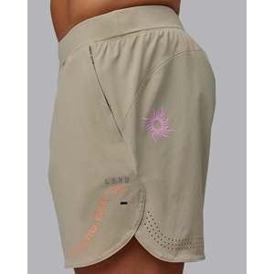 Shorts de performance Lift 6 pour hommes - Sand So Cal 24, taille élastique, polyester, shorts cargo de basketball avec logos, coupe confortable - Product Image 2
