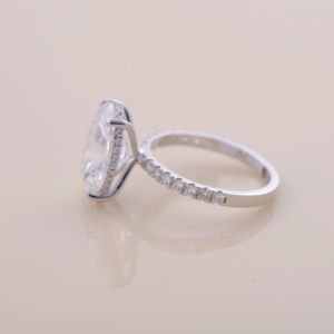 Anillo de Compromiso con Diamante Cultivado en Laboratorio de Corte Ovalado de 3.00Ct con Banda Pavé con Halo Oculto en Oro Blanco, Rosa y Amarillo de 18K - Product Image 3