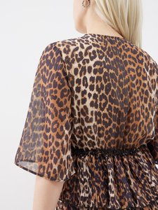 Robe mini en mousseline imprimée léopard, manches volantées, silhouette ajustée, jupe légèrement plissée, décolleté en V profond pour soirée - Product Image 4