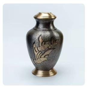 Urnes à cendres décoratives en métal Conteneurs de crémation faits à la main pour les êtres humains - Product Image 3