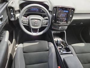 Volvo XC40 B5 Plus 2023 Impecable con Tema Oscuro - Product Image 4