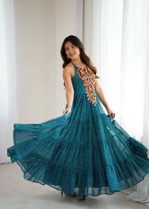 Lancement de la nouvelle robe de soirée de créateur Zain Exports en tissu GEORGETTE avec imprimé numérique et revers orné de chaînes, toutes saisons - Product Image 6