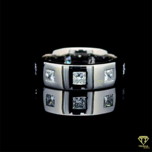 Anillo de moissanita de lujo con brillo de corte princesa helado y hecho para momentos de boda inolvidables. - Product Image 5