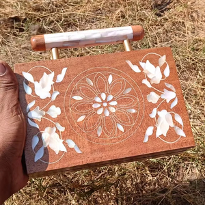 Bolso de Mano de Lujo con Incrustaciones de Nácar, Diseño Árabe Moderno, Regalo para Eid y Ramadán, Colección Elegante Hecha a Mano - Product Image 1