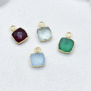 Charme en pierre précieuse carrée en chalcédoine aquatique 8x8mm facetté plaqué or pour l'artisanat et les bijoux - Product Image 3