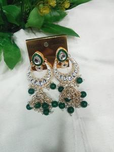 Parure de collier ras-du-cou ethnique plaqué or Kundan avec pierres émaillées vertes et détails en perles, boucles d'oreilles assorties pour mariage et anniversaire - Product Image 3