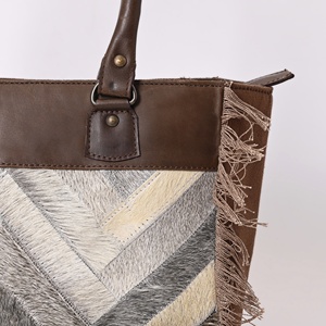 Sac de voyage en cuir de vachette pour femme, sac fourre-tout pour le week-end - Product Image 2