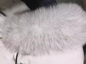 Abrigo de lana de Invierno para mujer con capucha de piel de zorro Chaqueta bomber acolchada estampada Logotipo personalizable Forro de algodón y nailon - Product Image 2