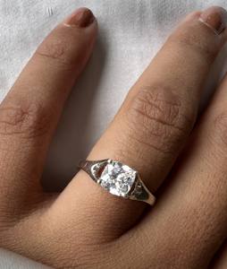 แหวนหมั้นเพชรทรงคุชชั่นบริลเลียนท์ 1.50 กะรัต เพชรเลี้ยงในห้องปฏิบัติการ ดีไซน์เรียบหรูทันสมัย ประดับบนตัวเรือนทองคำแท้ 14K - Product Image 2