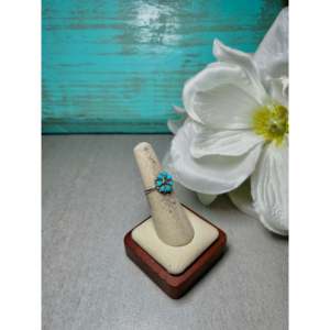 Anillo Zuni Hecho a Mano con Turquesa Kingman y Plata de Ley, Diseño Agrupado, para Uso Diario - Product Image 2