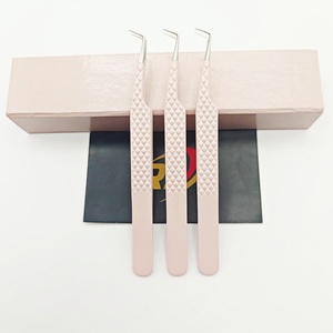 Pince à épiler professionnelle en acier inoxydable à 90 degrés de couleur rose avec logo personnalisé, prise parfaite pour les artistes de cils - Product Image 3