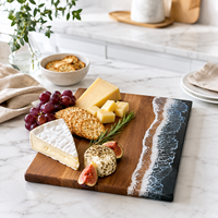 Planche à découper décorative en bois avec résine époxy, motif art marin, pour la présentation artisanale de fromages et charcuteries en cuisine