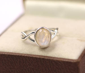 แหวนเงินแท้ 925 ชุบโรเดียม ประดับพลอยมูนสโตนสีรุ้งธรรมชาติ ดีไซน์ศาสนา ฝังแบบ Bezel ทำด้วยมือ - Product Image 5