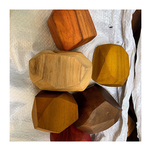 Tumi Ishi Wooden Rock conçu pour stimuler la motricité fine et la coordination des mains des enfants - Product Image 4