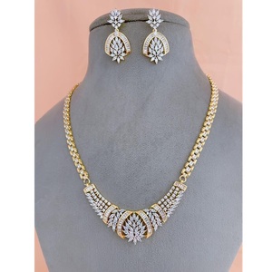 Excelente diseñador AD Stones Look Gold Tone Pendent Set con pendientes para mujeres y niñas Wedding Wear Fiestas Wear Colecciones - Product Image 1