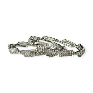 Brazaletes Geométricos de Lujo Plateados con Perla de Corte Esmeralda y Cristales de Alto Brillo para Aniversario - Product Image 1