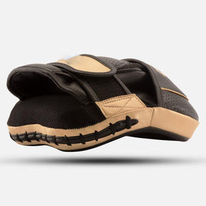 Manoplas de enfoque ganadoras negras de nuevo diseño, manoplas de enfoque de cuero de vaca genuino hechas a medida, boxeo de perforación suave - Product Image 4