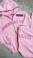 Ensemble de survêtement streetwear personnalisé pour femme en coton, avec sweat à capuche court et pantalon de survêtement, doté d'appliques coupées et cousues, de broderies et de patchs effet usé