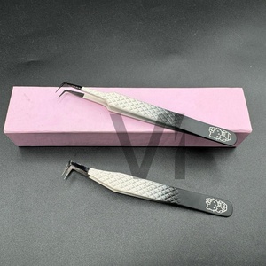 Pinzas de extensión de pestañas Hello Kitty de acero sostenible con logotipo personalizado, pinzas de extensión de pestañas con agarre de diamante de dos tonos para bota delgada de 90 grados - Product Image 1