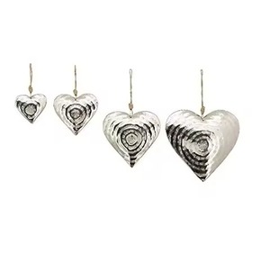 Corazones Colgantes de Metal Plateado para Adornos Navideños y Decoración de Fiestas - Product Image 1