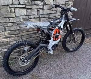 Nouvelle édition noire 2025, moto tout-terrain électrique Sur Ron 8000W à suspension intégrale, Light Bee X avec batterie en stock - Product Image 1