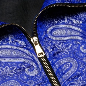 Veste bomber légère à fermeture éclair bleu à motif paisley, logo personnalisé, style streetwear, vintage, baseball, entièrement imprimée - Product Image 3