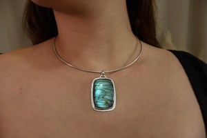 Pendentif en Labradorite en Argent Sterling Plaqué Or Vintage Fait à la Main Bijoux Boho Nature Inspiré des Cycles Spirituels Cadeau Talisman - Product Image 4