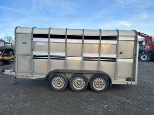 Remolque ganadero de tres ejes de 14 pies de alta resistencia para el transporte de ganado vacuno, ovino, porcino, alpacas y otros animales. - Product Image 4