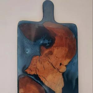 Planche à découper en résine faite à la main avec un mélange de couleurs unique adapté au service de fruits au fromage et à la décoration de cuisine - Product Image 1