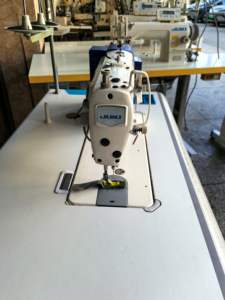 Machine à coudre <span class=keywords><strong>JUKI</strong></span> <span class=keywords><strong>DDL</strong></span>-<span class=keywords><strong>7000A</strong></span>-7 d'occasion avec moteur, point noué, coupe-fil automatique, pour vêtements - Product Image 2