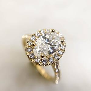 Bague de fiançailles Moissanite coupe ovale 7x9mm | Halo avec bande pavée | OEM de bijoux fins de mariage en argent doré - Product Image 2