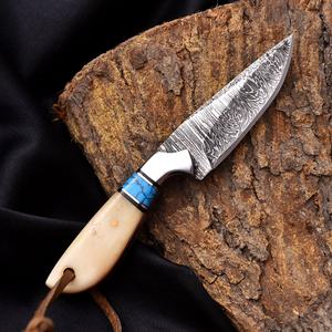 Cuchillo de Hoja Fija de Acero de Damasco con Mango de Turquesa y Hueso, Funda de Cuero Pancake, Cuchillo de Caza y Camping de Espiga Completa - Product Image 1