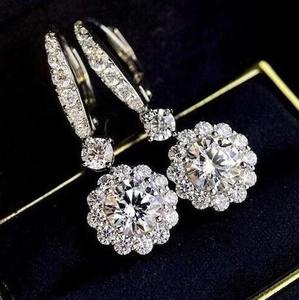 Boucles d'oreilles en forme de fleur blanche ronde Moissanite Diamond Drop | Fabrication de bijoux et autres boucles d'oreilles en forme de fleur de diamant - Product Image 3