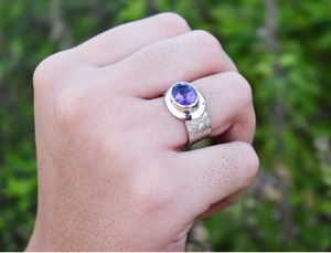 แหวนอเมทิสต์เงินสเตอร์ลิงทำด้วยมือเป็นมิตรกับสิ่งแวดล้อมเครื่องประดับสีม่วงอัญมณีผู้หญิงตัวหนา - Product Image 3