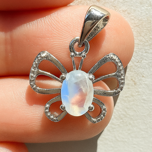 จี้รูปผีเสื้อทำจากมูนสโตนแท้ 100% ดีไซน์มินิมอลสำหรับทุกเพศ ชุบโรเดียม เงินแท้ จี้ห้อยคอคุณภาพดี Rhaya - Product Image 3