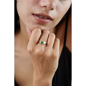Anillo con Gema de Corte Esmeralda, Engaste de Bisel en Oro de 14K, Joyería Fina Clásica Unisex, Diseño Geométrico, Anillo de Compromiso, Diseño Moderno, Rajasthan - Product Image 2