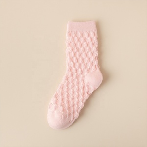 Chaussettes colorées style streetwear pour femme – Chaussettes mi-mollet pas chères pour l'extérieur – Grande vente - Product Image 4