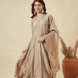 Ensemble de robe Anarkali ethnique élégante pour les mariages et les célébrations - Product Image 1