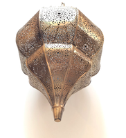 Lanterne marocaine artisanale exquise Design en métal complexe Panneaux de verre vibrants pour l'éclairage ambiant pour la décoration intérieure de Noël