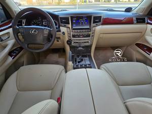 Lexus LX570 4WD 5.7L V8 Automático de 7 Plazas, SUV de Lujo, Blanco, Usado, 2015 |   Listo para Exportar - Product Image 2