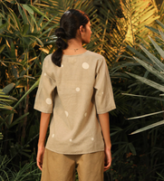 Nouvelle meilleure qualité Womens Salon de beauté et spa Tunique Chemise Dames Fantaisie salon de beauté Uniformes Tunique avec poche en option