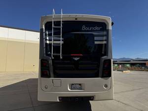 2017 Fleetwood BOUNDER 33C Class A RV d'occasion propre - Product Image 6