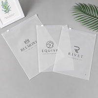 Sacs refermables en PE givré avec logo personnalisé imprimé, emballage durable pour chaussettes, sous-vêtements, t-shirts et pantalons