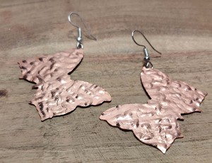 Pendientes Boho Chic de latón dorado para mujer, aro de mariposa de cobre puro étnico, trabajo de precisión ligero, incrustaciones de diamantes para bodas - Product Image 6