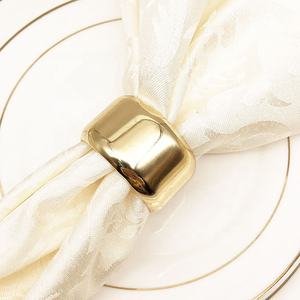 Los anillos de servilleta de metal dorado más demandados complementan una amplia variedad de estilos, colores y texturas de vajilla. - Product Image 4