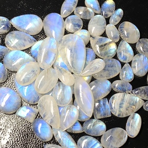 Vente en gros de pierres de lune arc-en-ciel blanches naturelles, qualité AAA, coupes variées, calibrées, certifiées IGI, 3-10 mm, pour la fabrication de bijoux de mode - Product Image 1